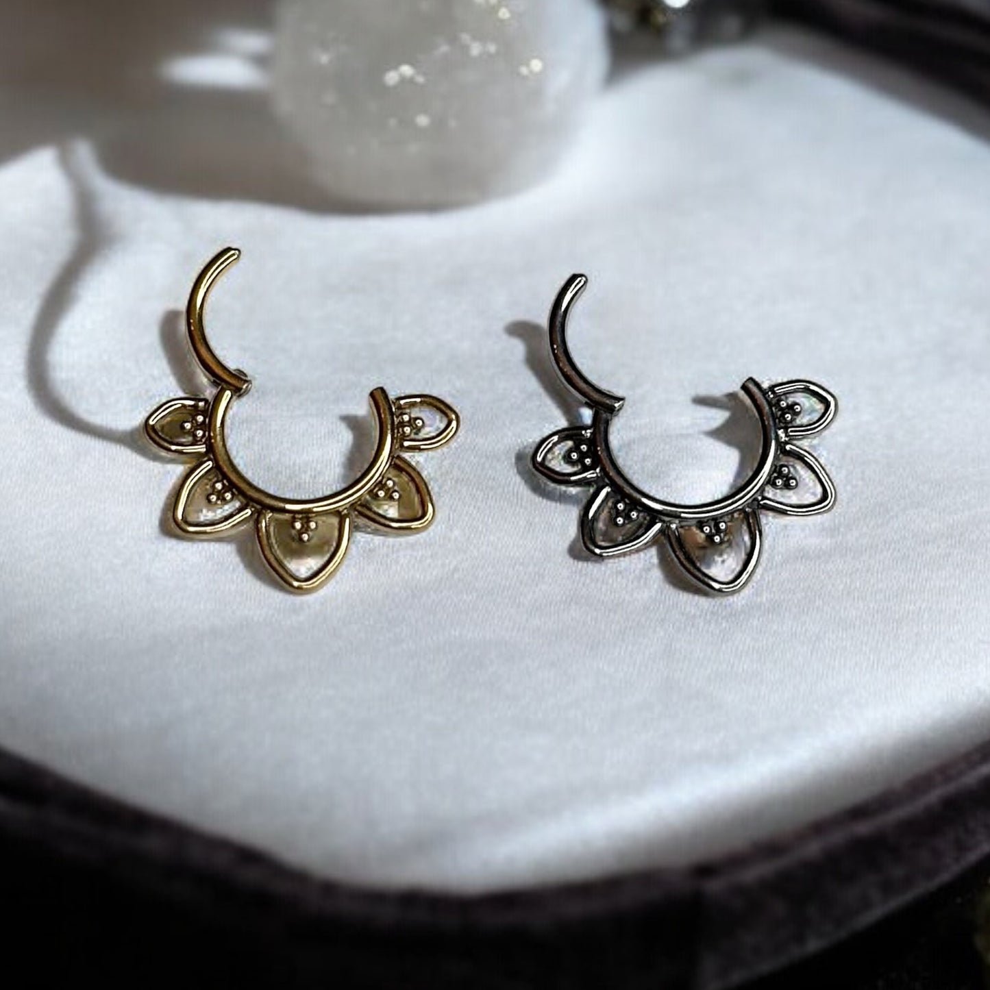 Sunflower septum clicker ring (16G)
￼￼