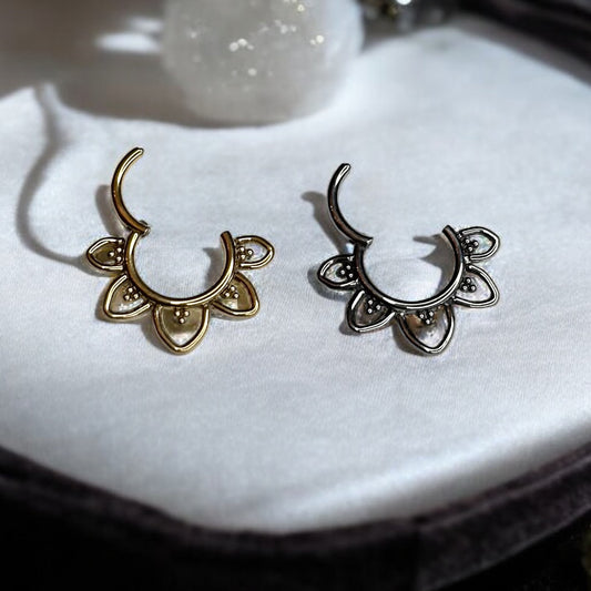 Sunflower septum clicker ring (16G)
￼￼
