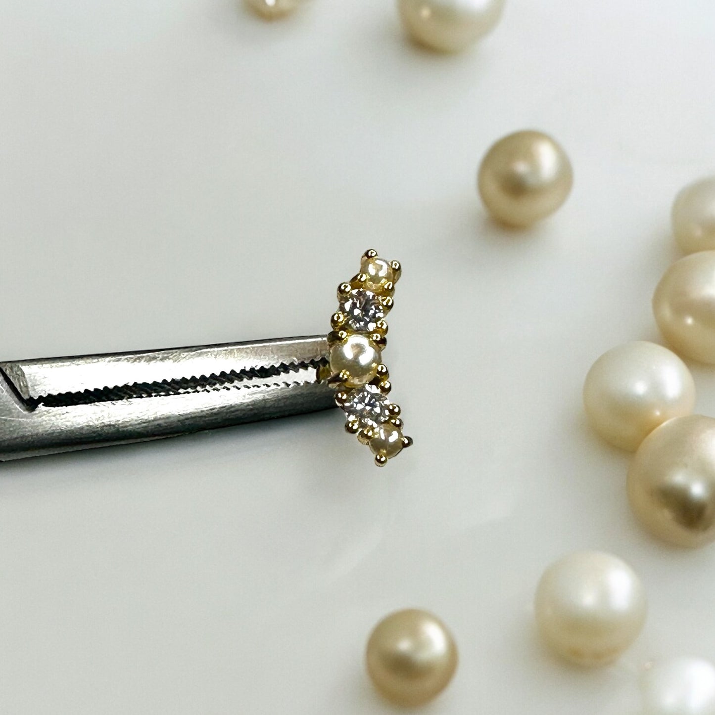 Pearl climber flat back labret earring
