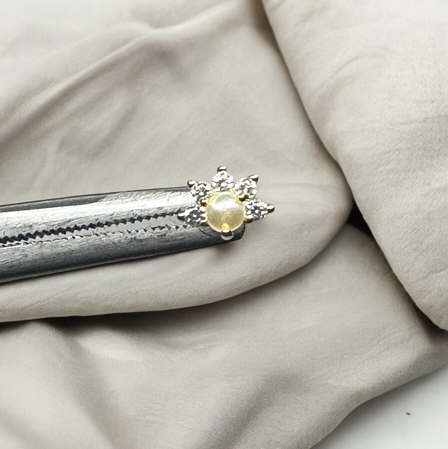 Pearl flower flat back labret