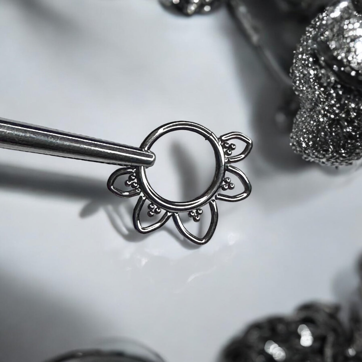 Sunflower septum clicker ring (16G)
￼￼