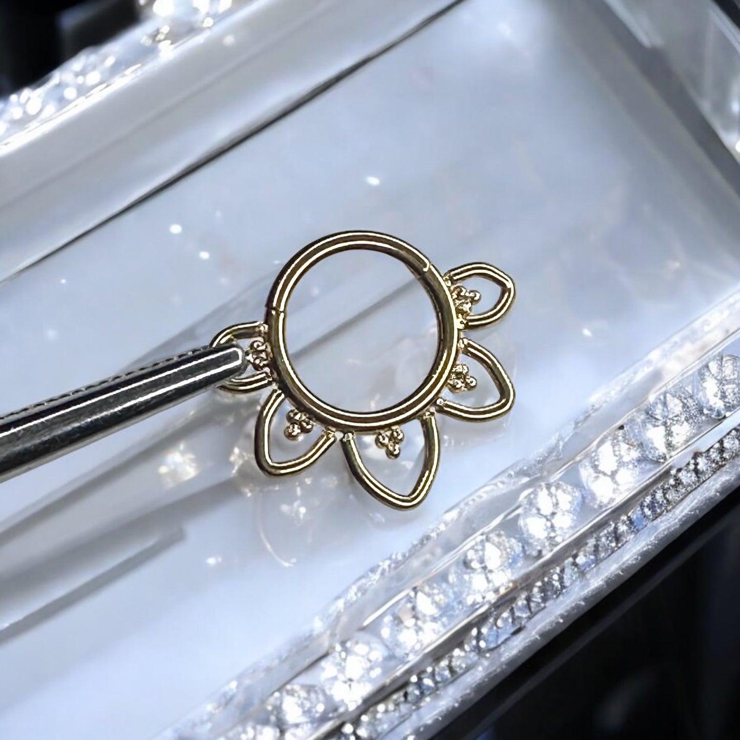 Sunflower septum clicker ring (16G)
￼￼
